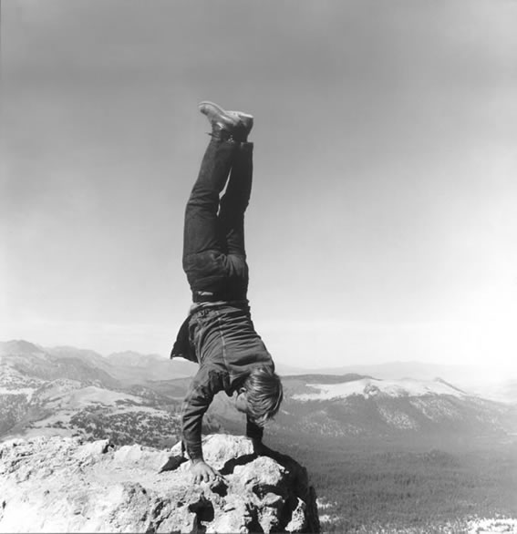 <h3 class='artwork-heading'>Robert Kinmont 8 Natural Handstands</h3><p class='artwork-info'>1969/2009<br>nine silver gelatin prints, Ed.10<br>21.5 x 21.5 cm Courtesy Alexander and Bonin </p>